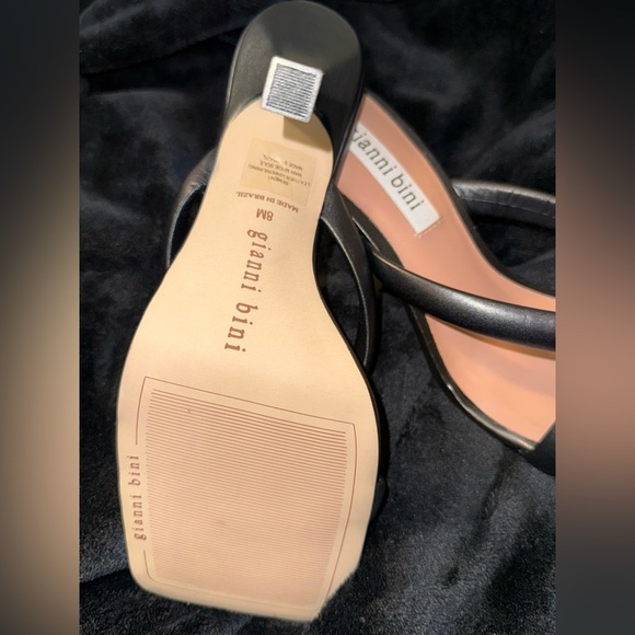 Gianni Bini Black Square Toe Sandals with V-Strap - Picture 7 of 11